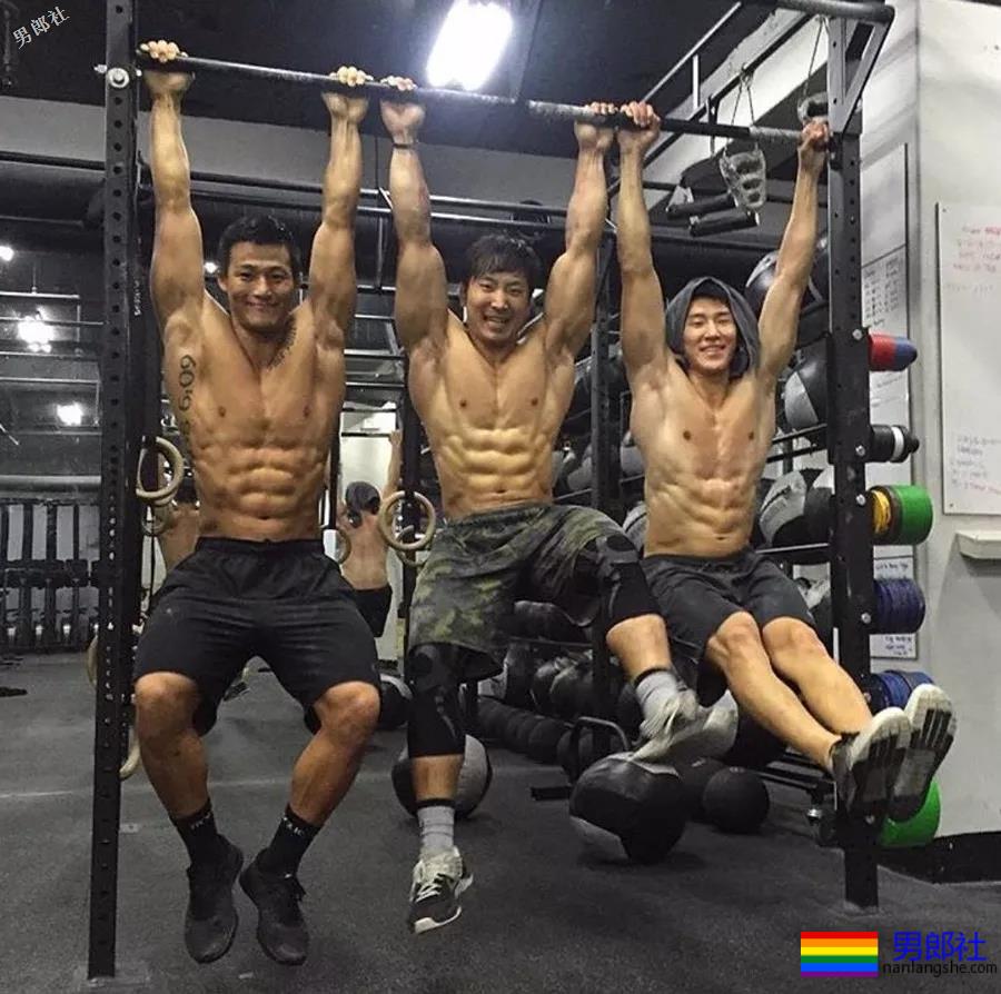 体育生在更衣室拍片！画面太Sexy！ - 51虹马