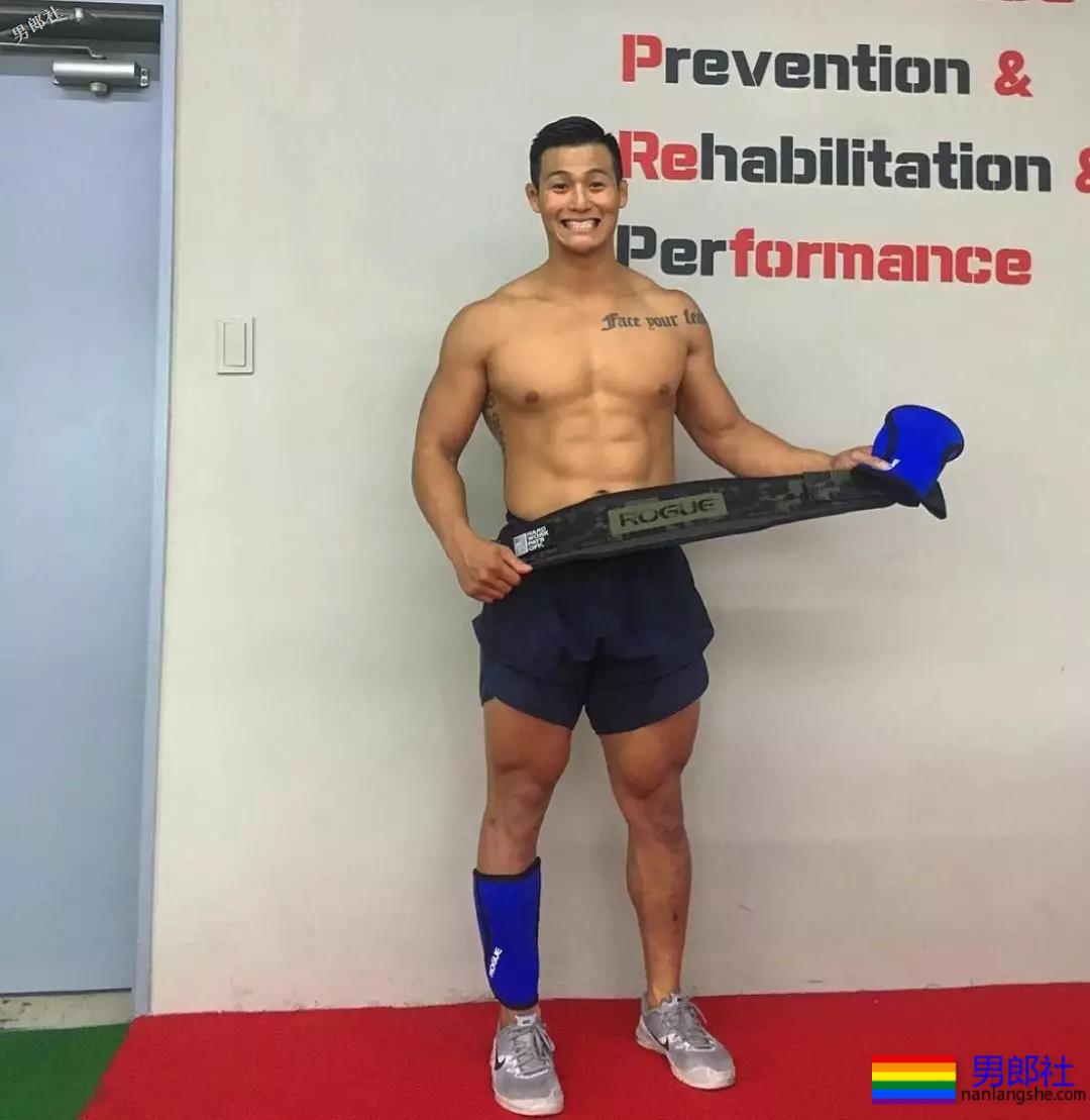 体育生在更衣室拍片！画面太Sexy！ - 51虹马