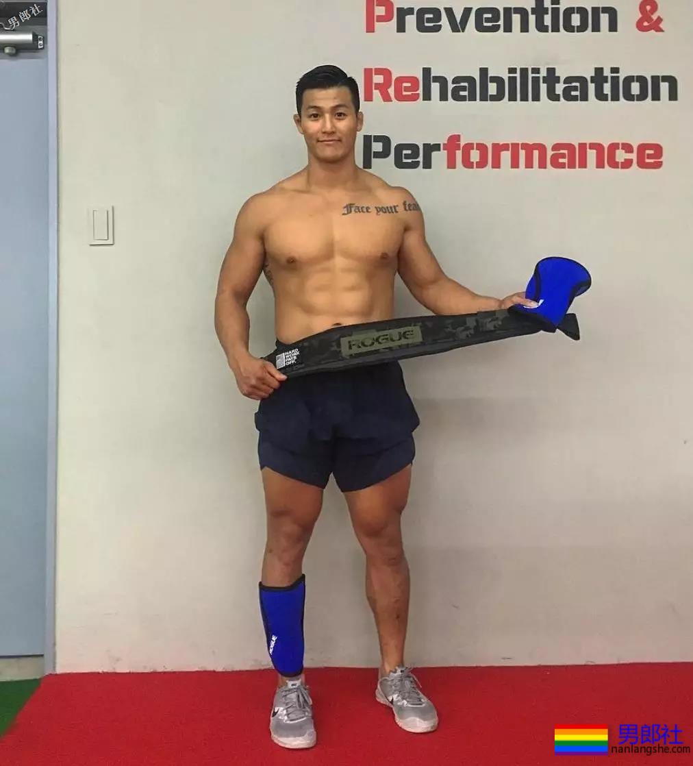 体育生在更衣室拍片！画面太Sexy！ - 51虹马