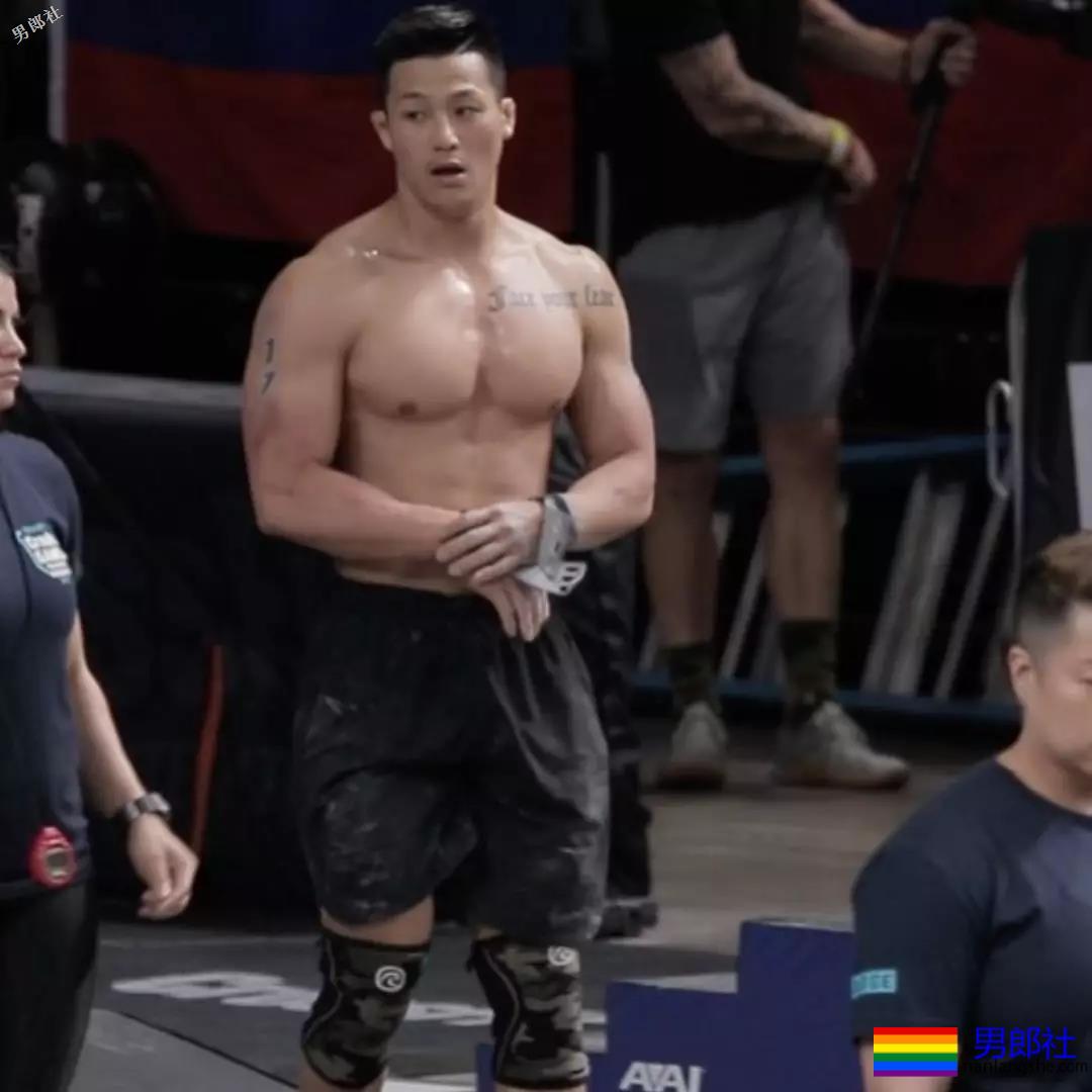 体育生在更衣室拍片！画面太Sexy！ - 51虹马