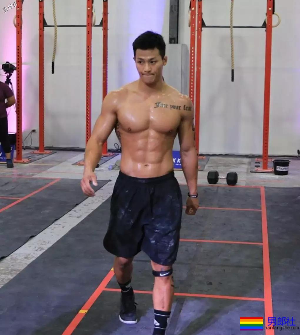 体育生在更衣室拍片！画面太Sexy！ - 51虹马