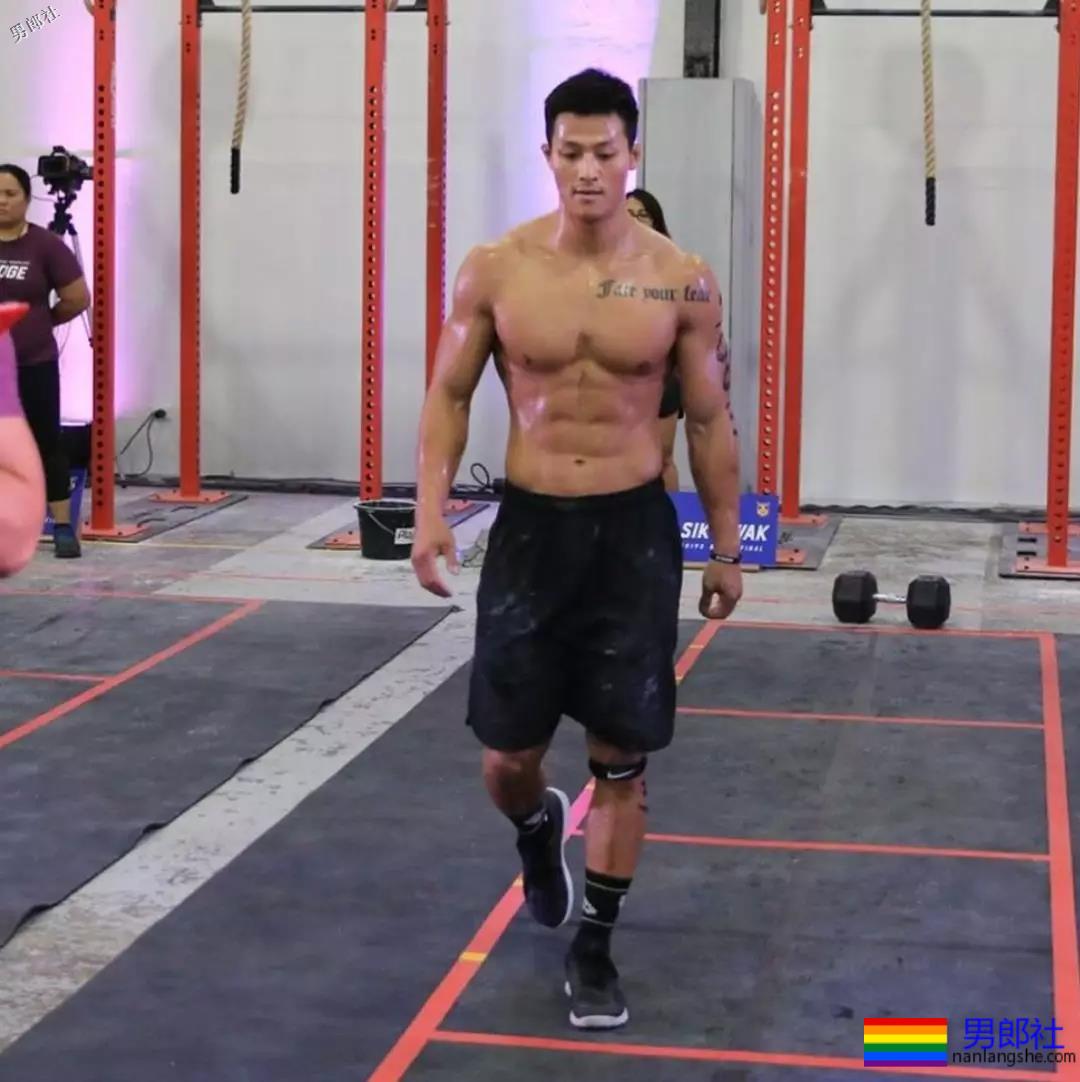 体育生在更衣室拍片！画面太Sexy！ - 51虹马