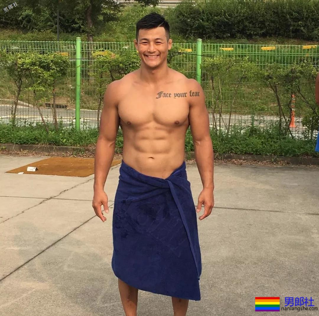 体育生在更衣室拍片！画面太Sexy！ - 51虹马