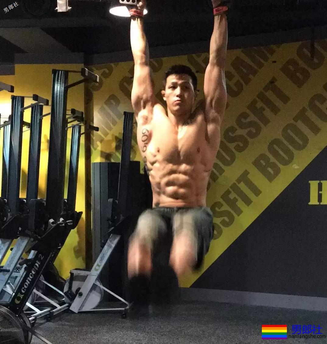 体育生在更衣室拍片！画面太Sexy！ - 51虹马