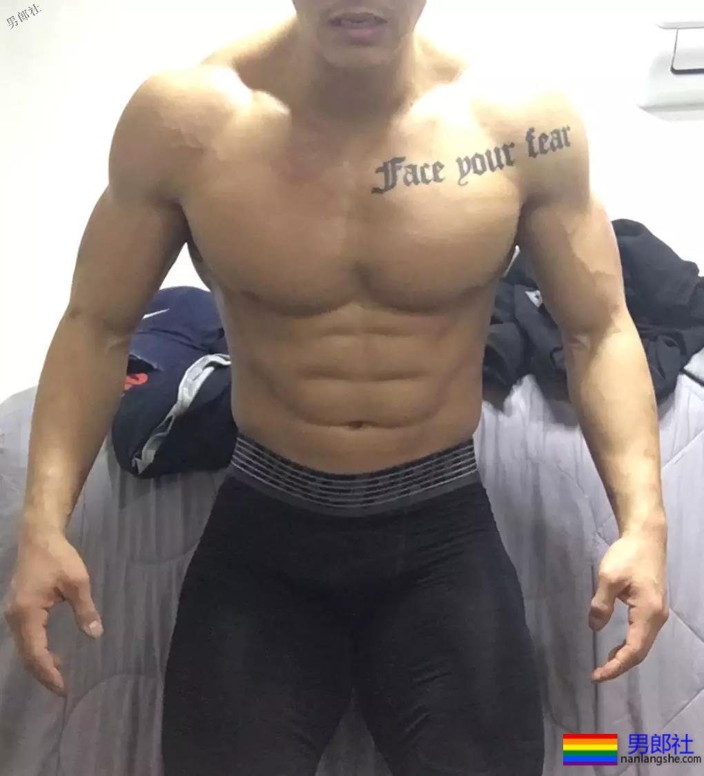 体育生在更衣室拍片！画面太Sexy！ - 51虹马