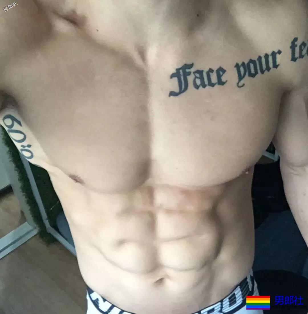 体育生在更衣室拍片！画面太Sexy！ - 51虹马