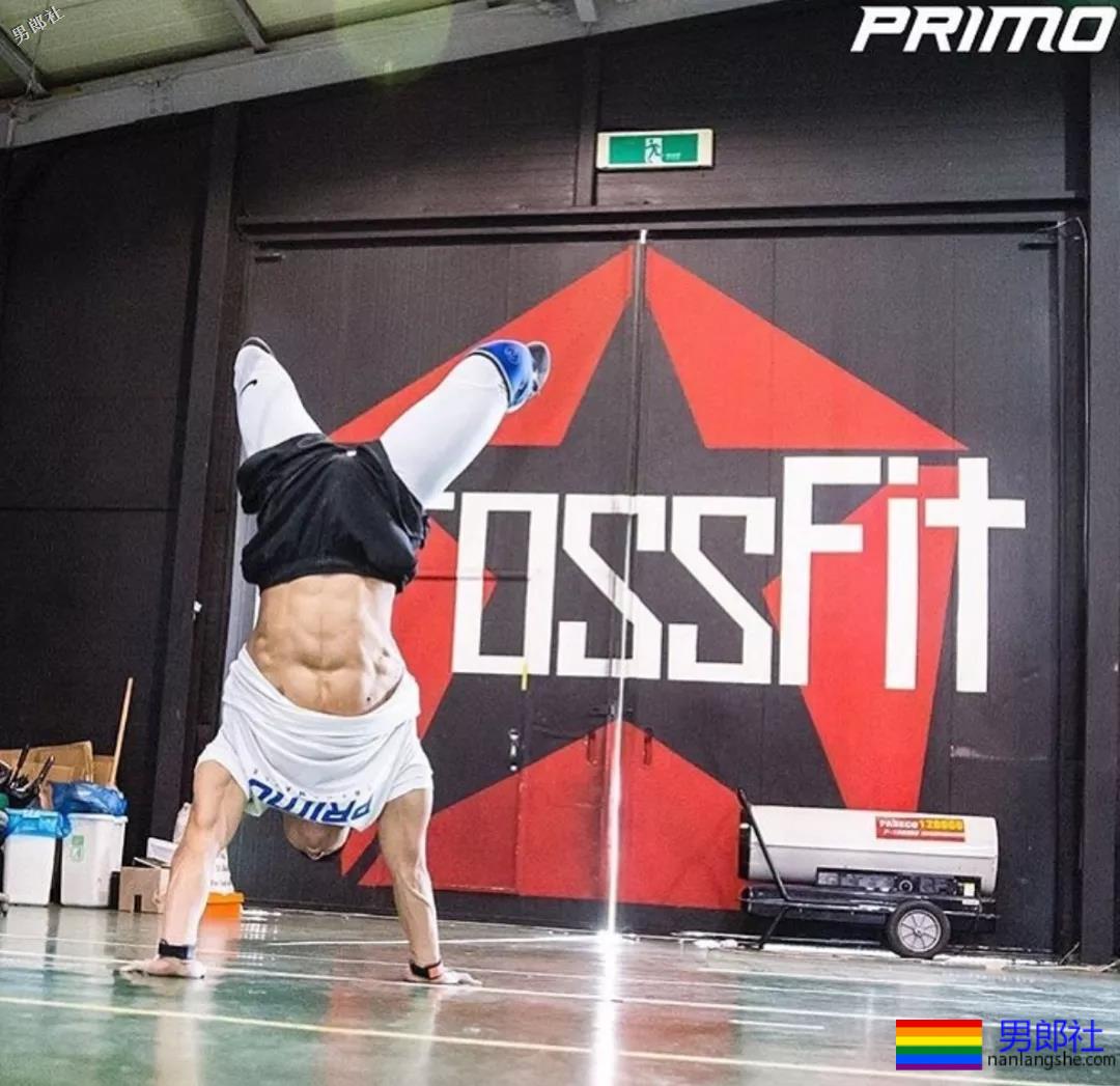 体育生在更衣室拍片！画面太Sexy！ - 51虹马