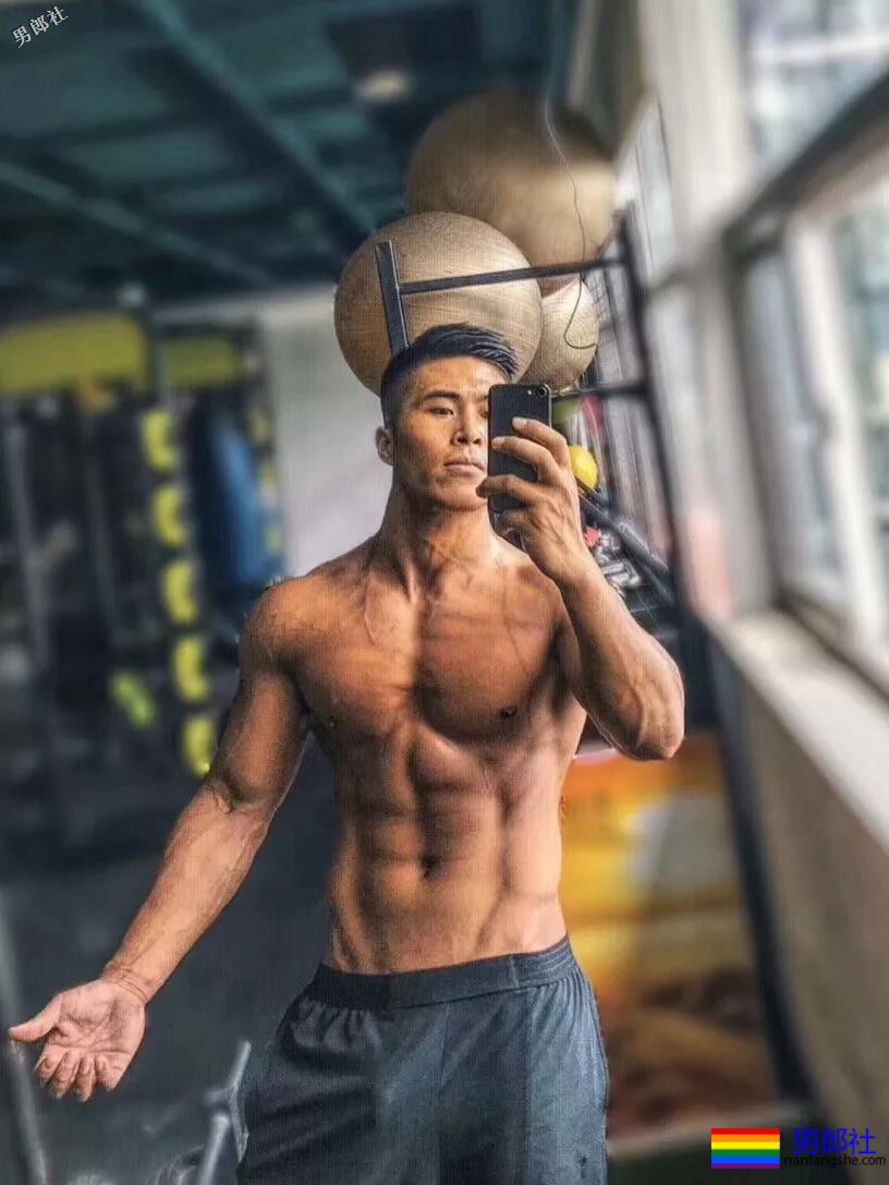 看见健身房撩衣撩裤秀肌肉的壮男,就口干舌燥-51虹马