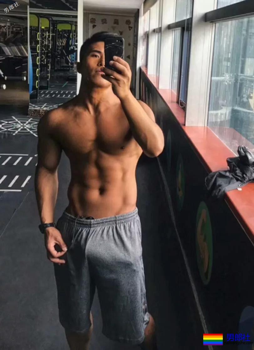 看见健身房撩衣撩裤秀肌肉的壮男，就口干舌燥 - 51虹马