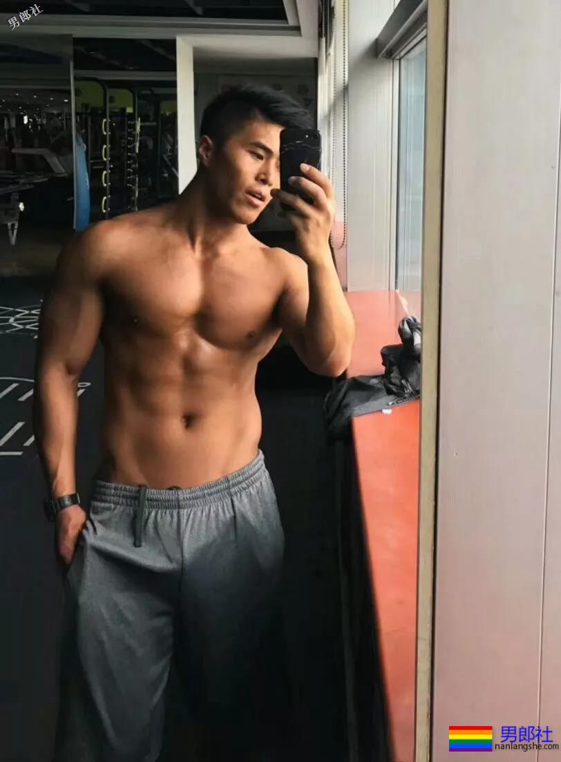 看见健身房撩衣撩裤秀肌肉的壮男，就口干舌燥 - 51虹马