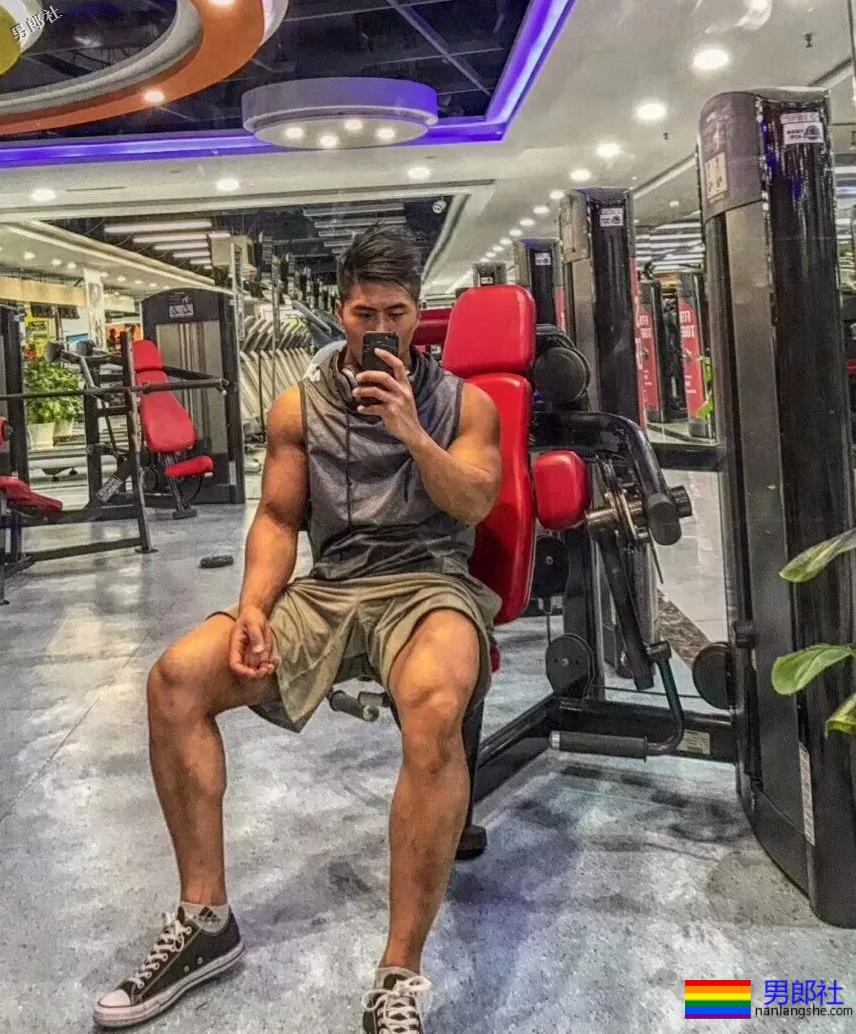 看见健身房撩衣撩裤秀肌肉的壮男，就口干舌燥 - 51虹马