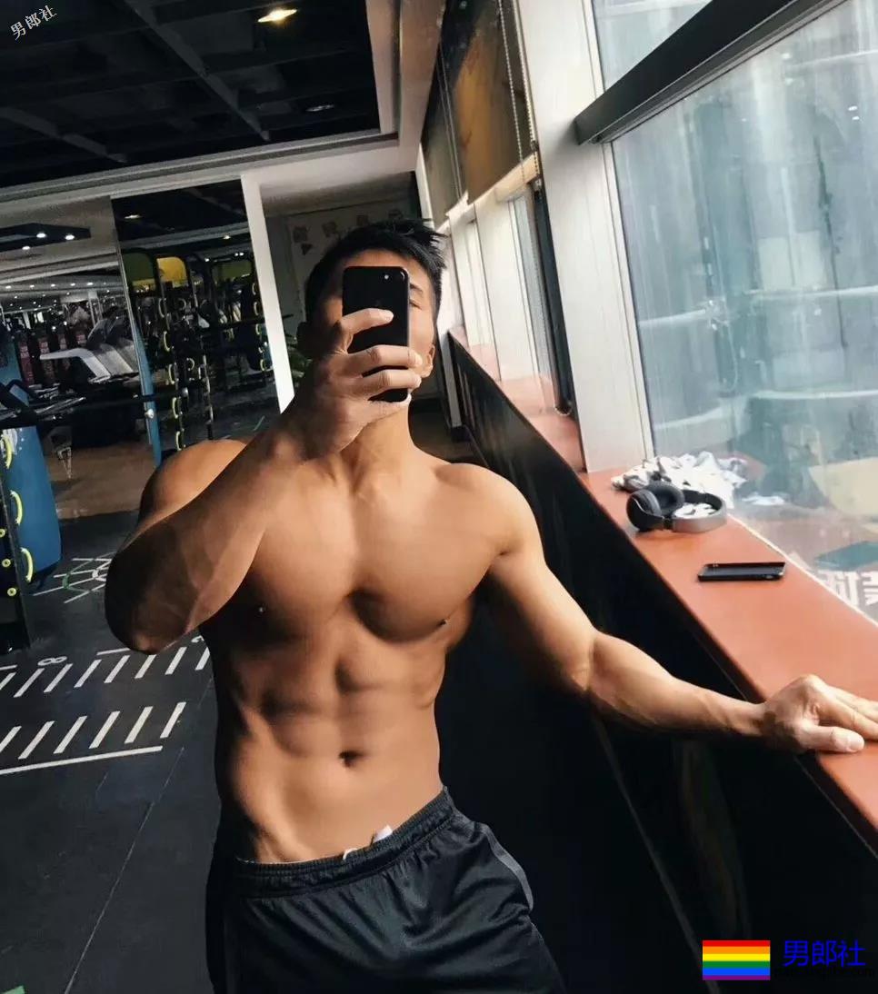 看见健身房撩衣撩裤秀肌肉的壮男，就口干舌燥 - 51虹马