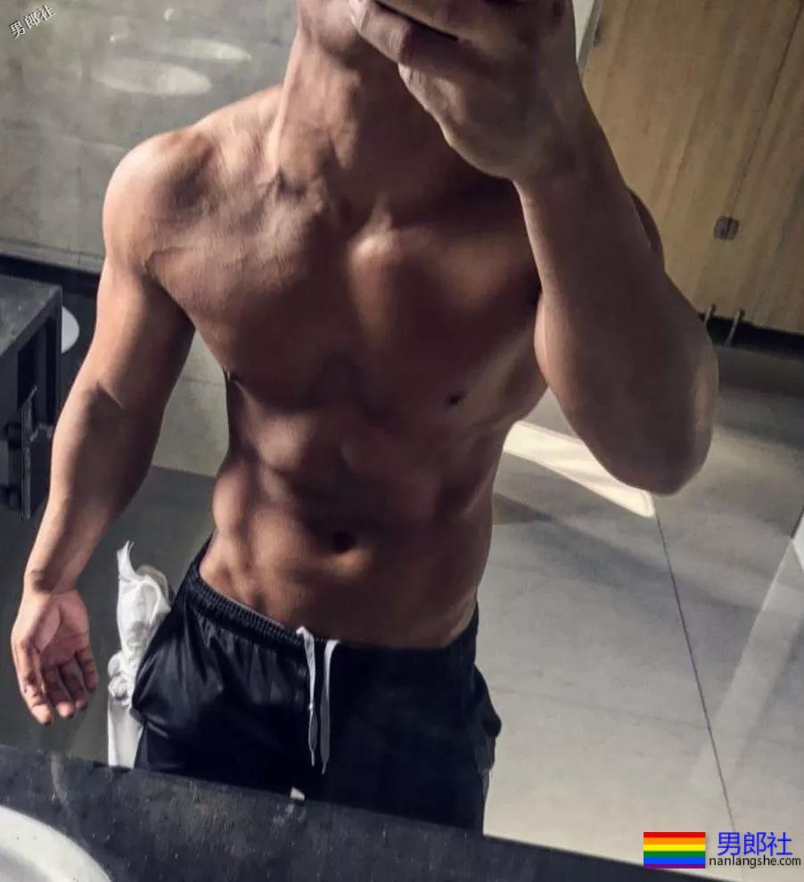 看见健身房撩衣撩裤秀肌肉的壮男，就口干舌燥 - 51虹马