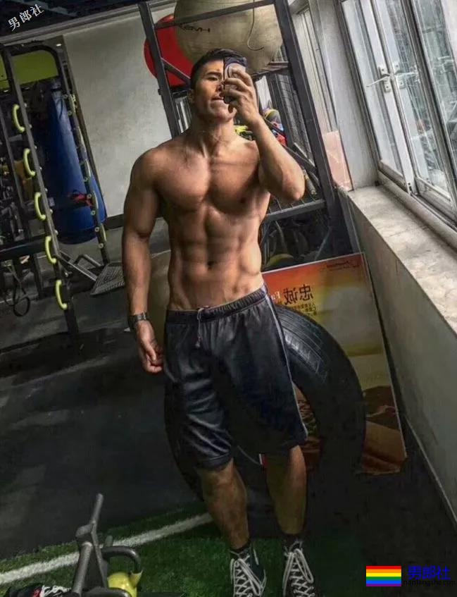 看见健身房撩衣撩裤秀肌肉的壮男，就口干舌燥 - 51虹马