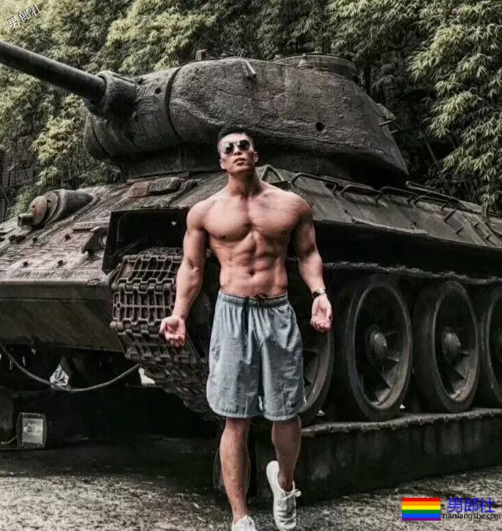 看见健身房撩衣撩裤秀肌肉的壮男，就口干舌燥 - 51虹马