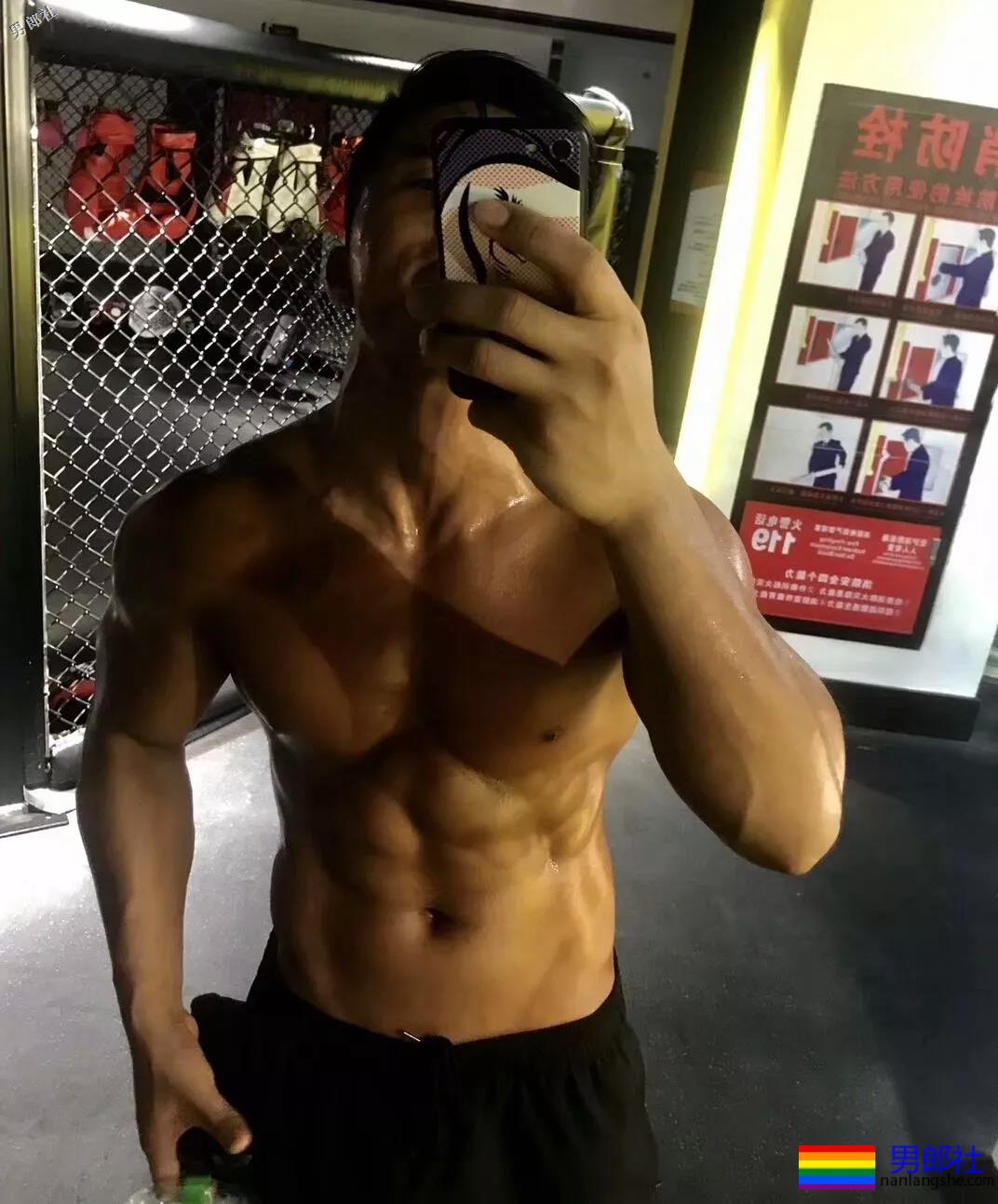 看见健身房撩衣撩裤秀肌肉的壮男，就口干舌燥 - 51虹马