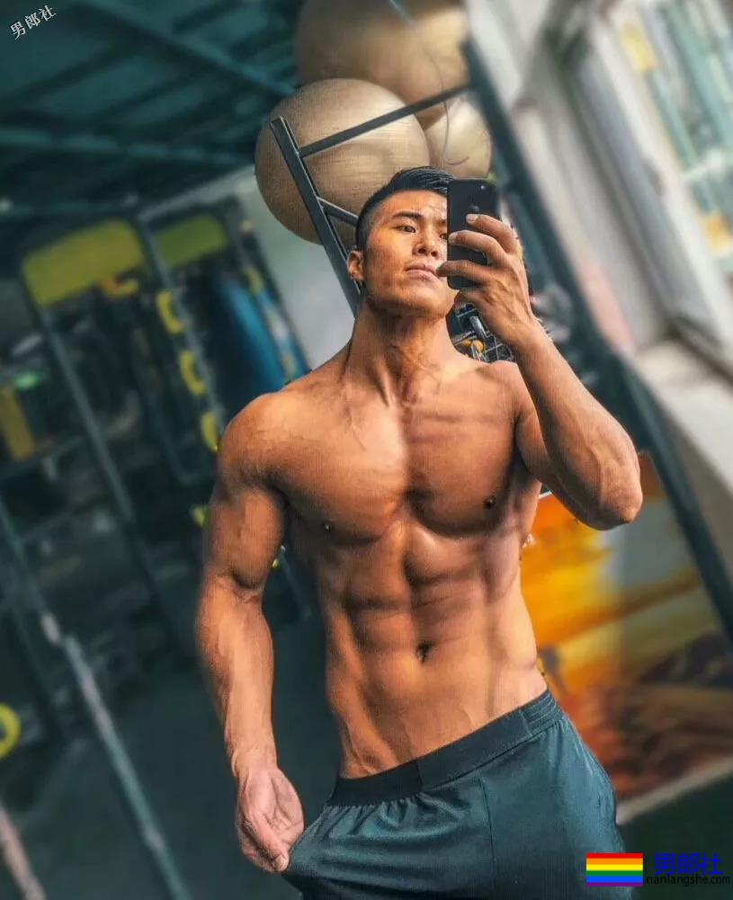 看见健身房撩衣撩裤秀肌肉的壮男，就口干舌燥 - 51虹马