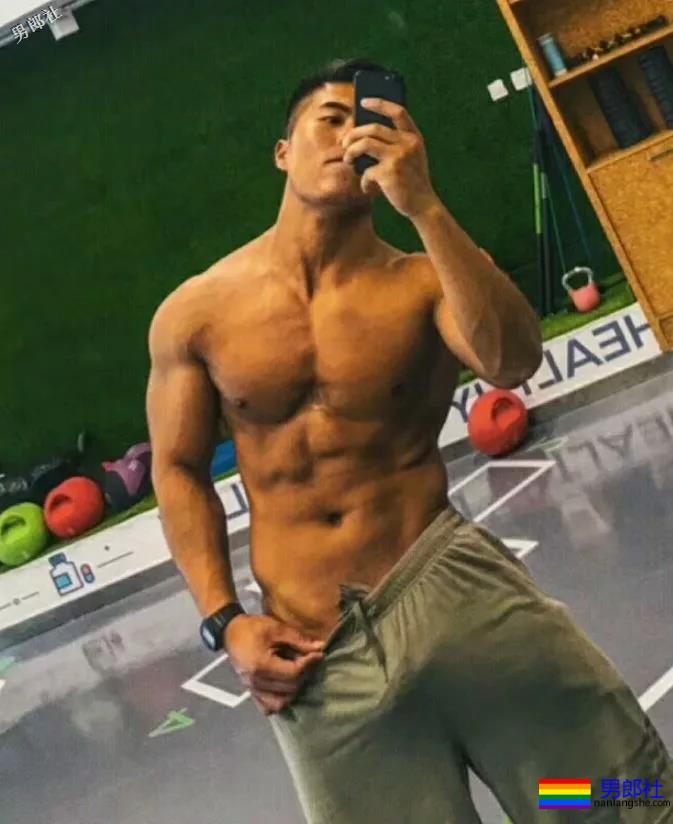 看见健身房撩衣撩裤秀肌肉的壮男，就口干舌燥 - 51虹马
