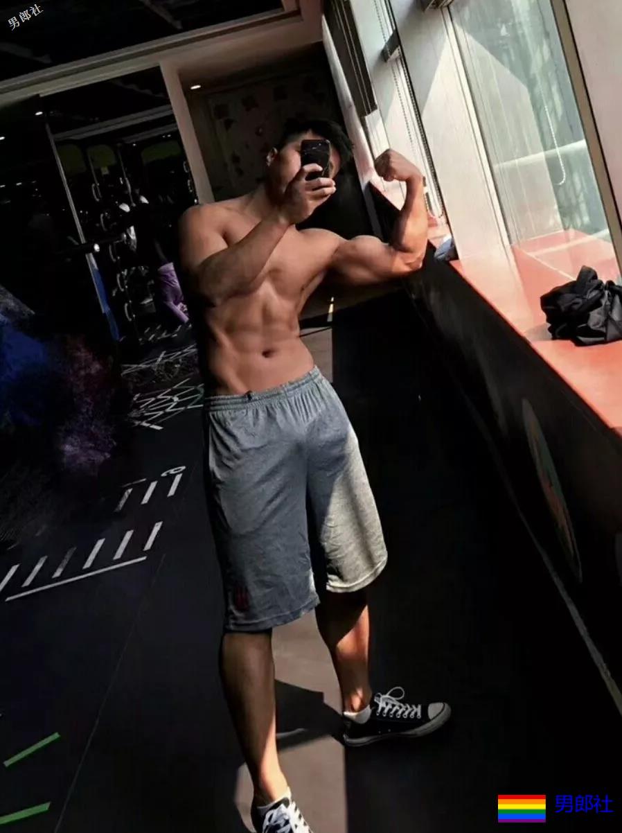看见健身房撩衣撩裤秀肌肉的壮男，就口干舌燥 - 51虹马