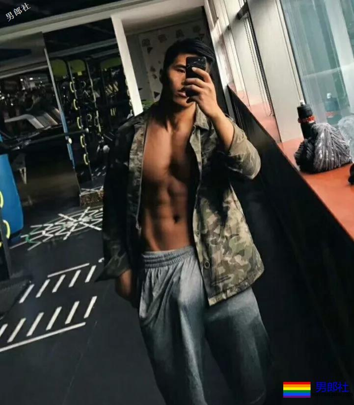 看见健身房撩衣撩裤秀肌肉的壮男，就口干舌燥 - 51虹马