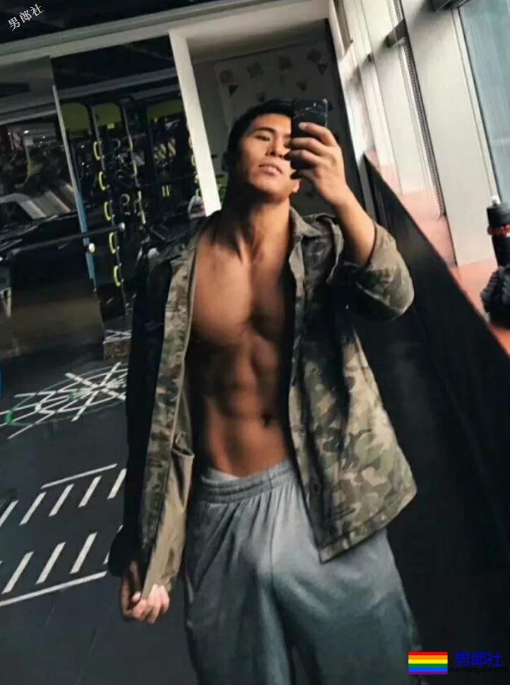 看见健身房撩衣撩裤秀肌肉的壮男，就口干舌燥 - 51虹马