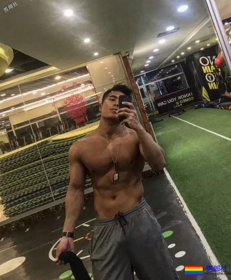 看见健身房撩衣撩裤秀肌肉的壮男，就口干舌燥 - 51虹马