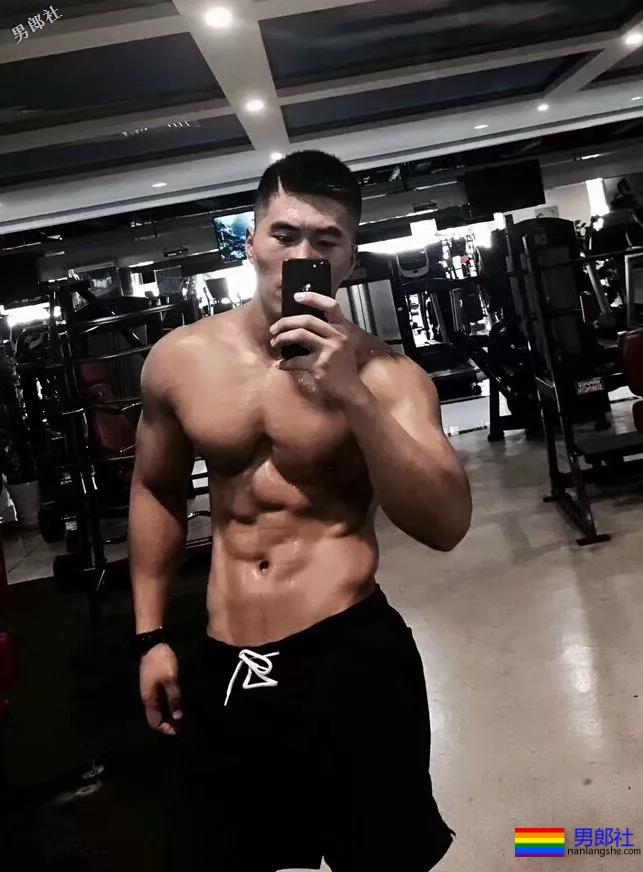 看见健身房撩衣撩裤秀肌肉的壮男，就口干舌燥 - 51虹马