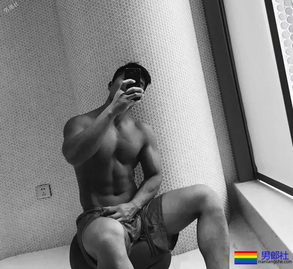 看见健身房撩衣撩裤秀肌肉的壮男，就口干舌燥 - 51虹马