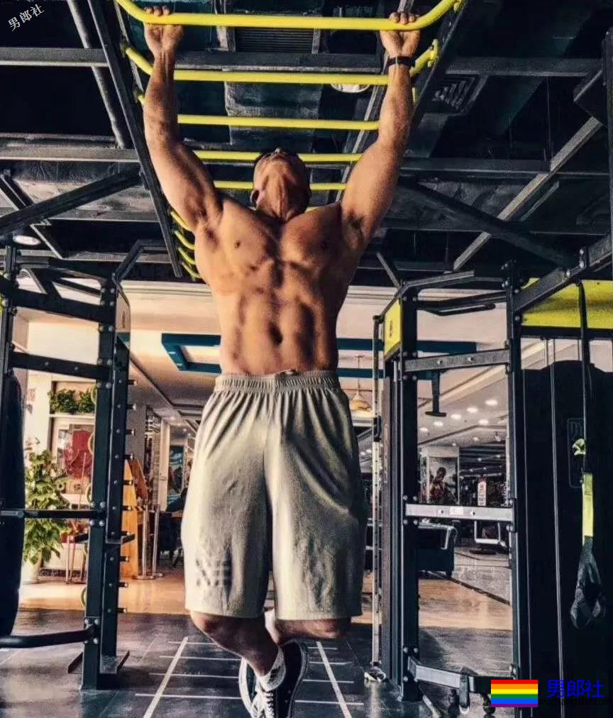 看见健身房撩衣撩裤秀肌肉的壮男，就口干舌燥 - 51虹马