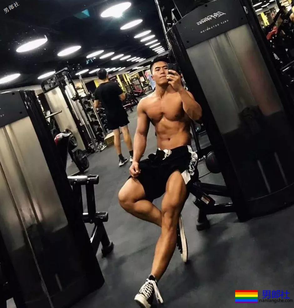 看见健身房撩衣撩裤秀肌肉的壮男，就口干舌燥 - 51虹马