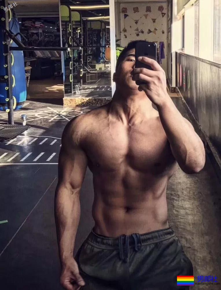 看见健身房撩衣撩裤秀肌肉的壮男，就口干舌燥 - 51虹马