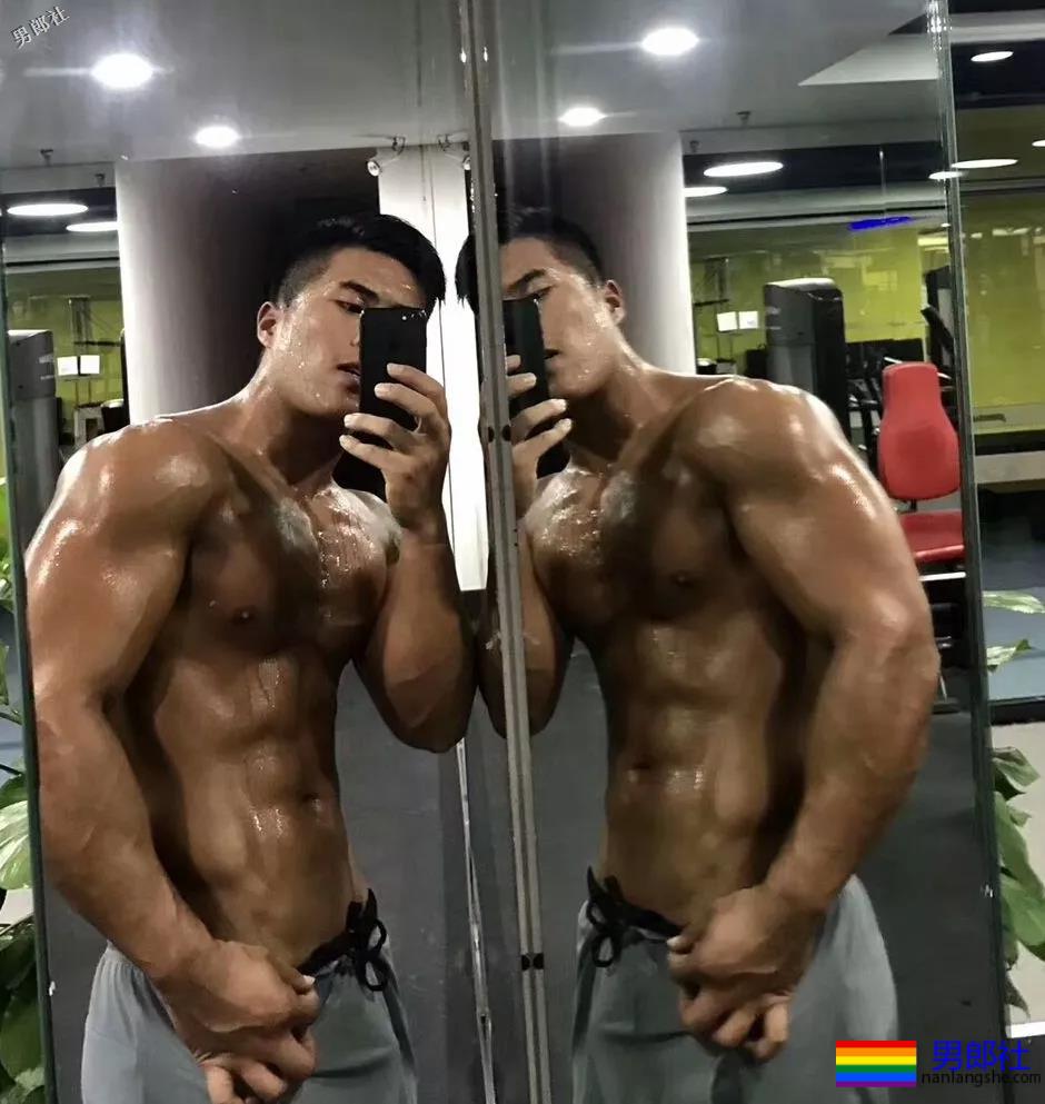 看见健身房撩衣撩裤秀肌肉的壮男，就口干舌燥 - 51虹马