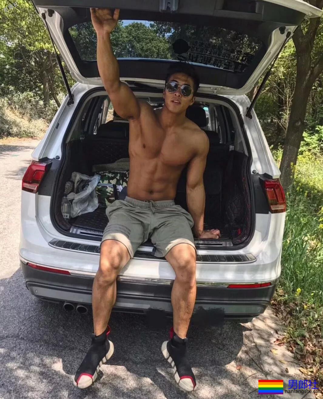 看见健身房撩衣撩裤秀肌肉的壮男，就口干舌燥 - 51虹马