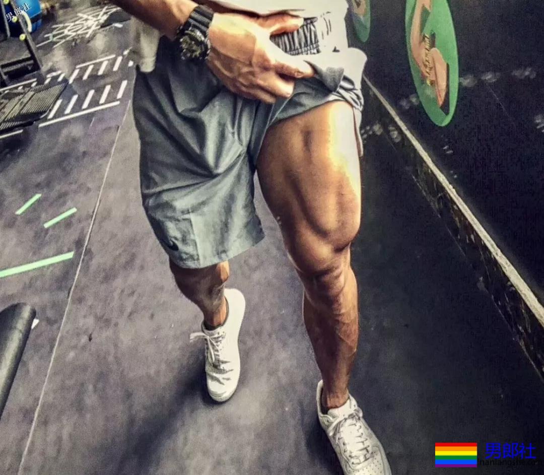 看见健身房撩衣撩裤秀肌肉的壮男，就口干舌燥 - 51虹马