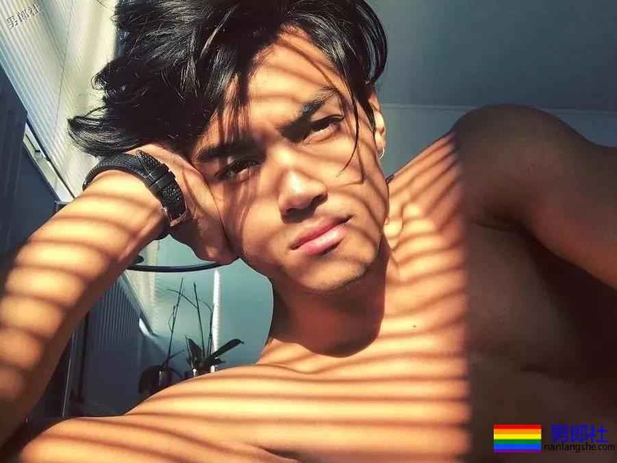 筋肉小狼狗荷尔蒙炸裂！八腹肌寸头肌肉硬汉引人犯罪！ - 51虹马