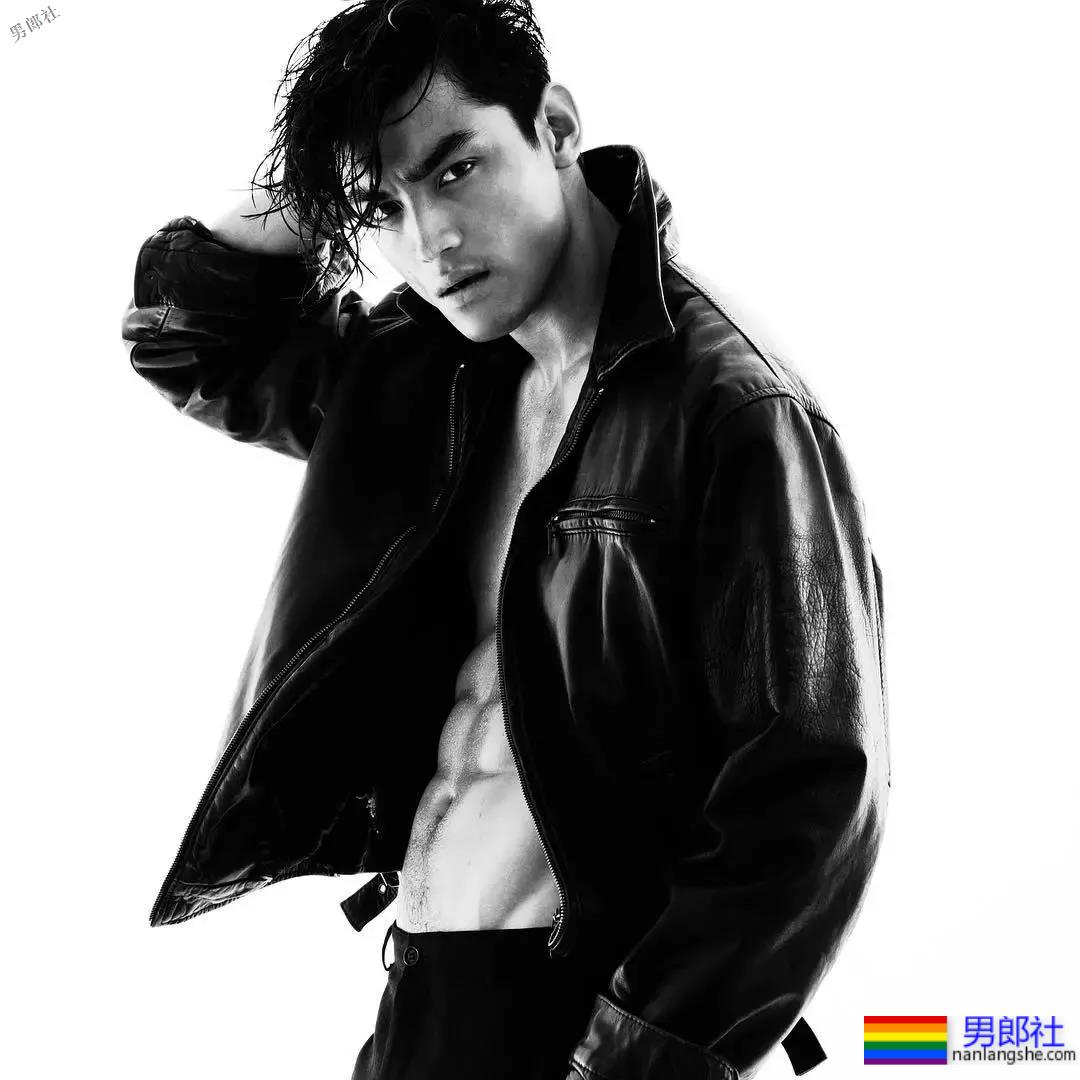 筋肉小狼狗荷尔蒙炸裂！八腹肌寸头肌肉硬汉引人犯罪！ - 51虹马