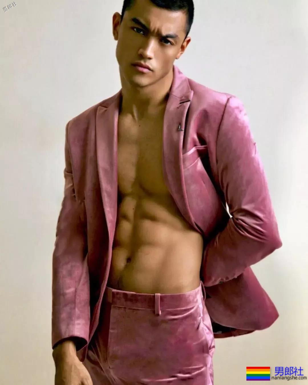 筋肉小狼狗荷尔蒙炸裂！八腹肌寸头肌肉硬汉引人犯罪！ - 51虹马