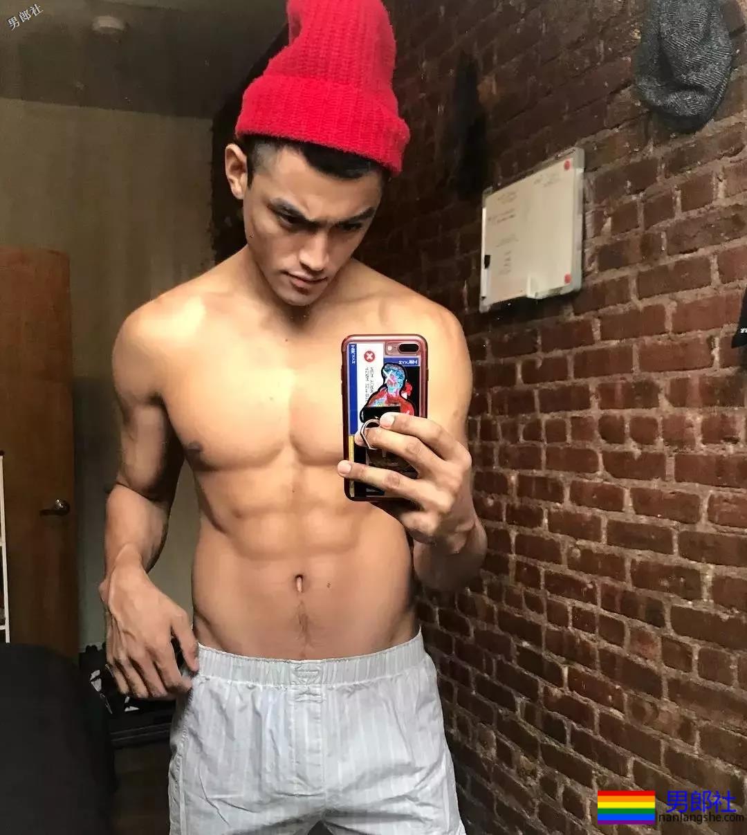 筋肉小狼狗荷尔蒙炸裂！八腹肌寸头肌肉硬汉引人犯罪！ - 51虹马