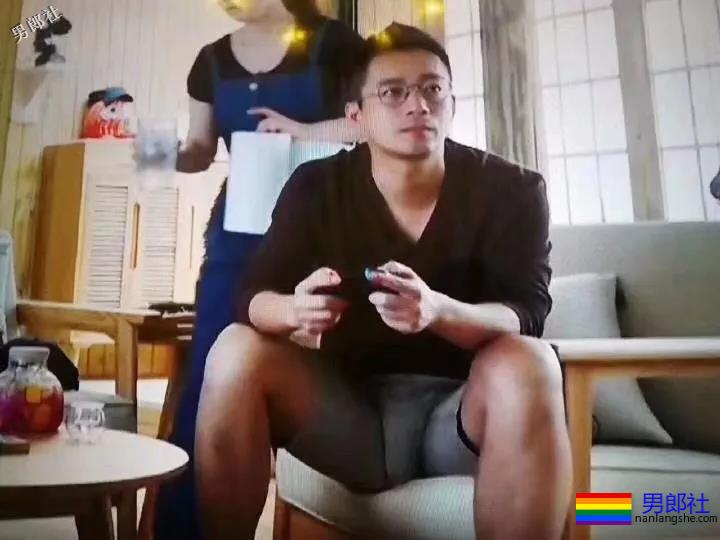 短裤穿得比汪小菲还紧!身高太矮胸肌再大也难挽救-51虹马