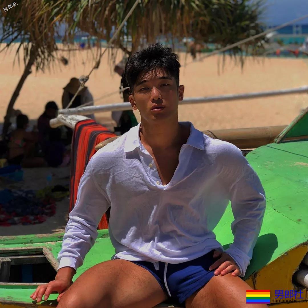 短裤穿得比汪小菲还紧！身高太矮胸肌再大也难挽救 - 51虹马