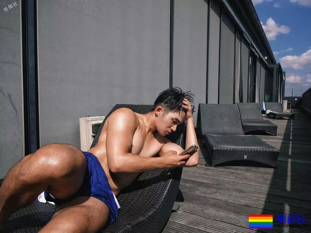 短裤穿得比汪小菲还紧！身高太矮胸肌再大也难挽救 - 51虹马