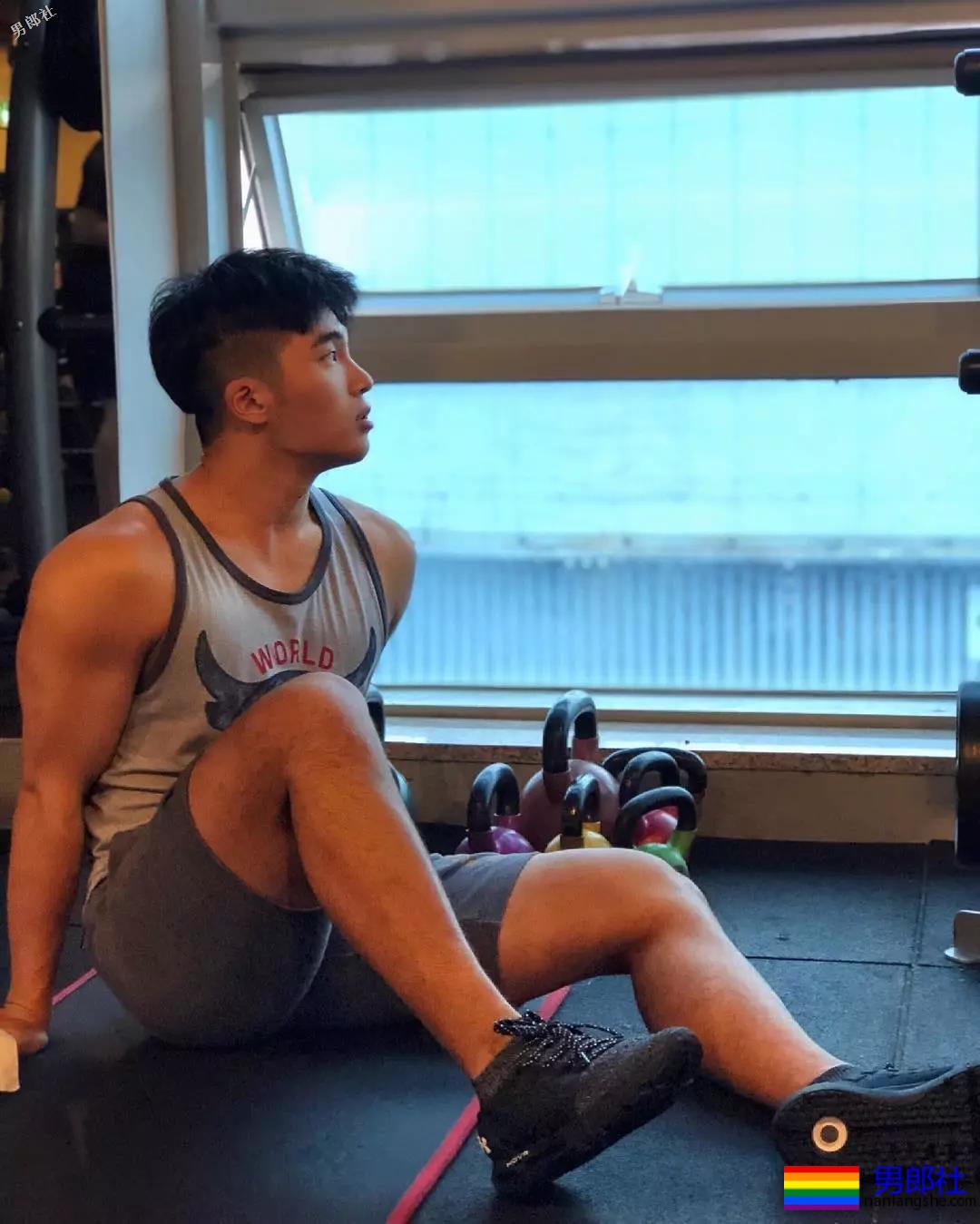 短裤穿得比汪小菲还紧！身高太矮胸肌再大也难挽救 - 51虹马