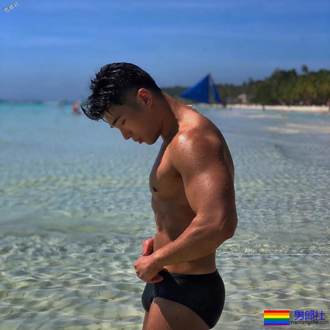 短裤穿得比汪小菲还紧！身高太矮胸肌再大也难挽救 - 51虹马