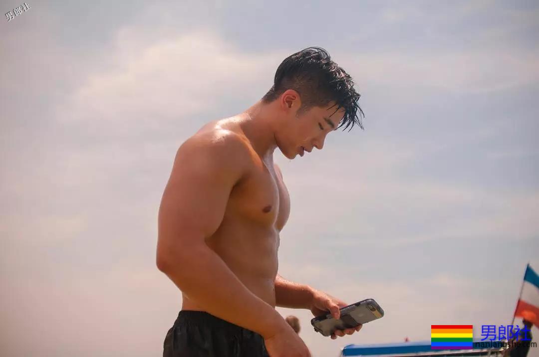 短裤穿得比汪小菲还紧！身高太矮胸肌再大也难挽救 - 51虹马