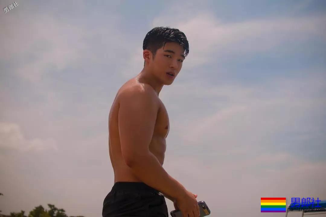 短裤穿得比汪小菲还紧！身高太矮胸肌再大也难挽救 - 51虹马