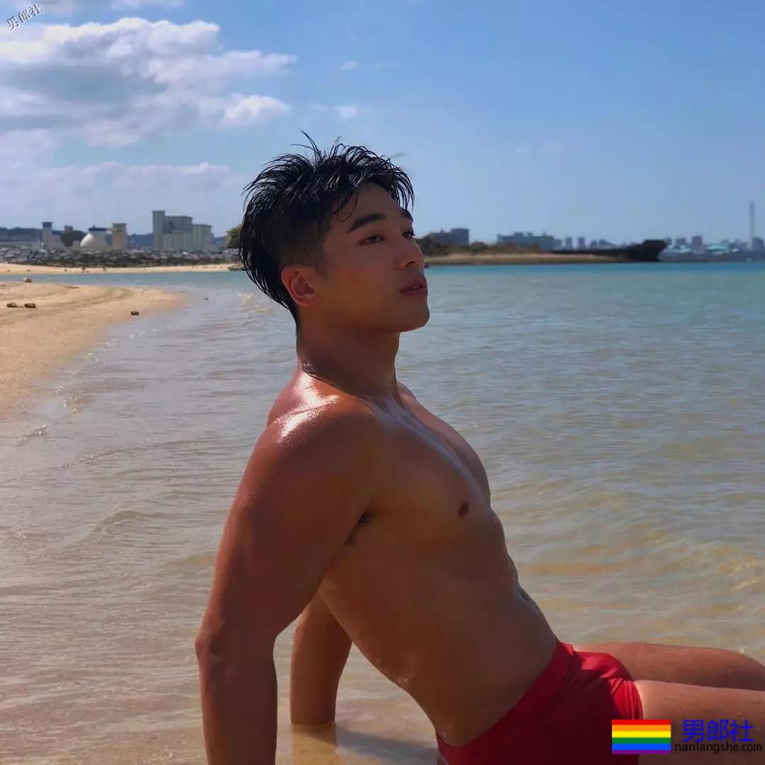 短裤穿得比汪小菲还紧！身高太矮胸肌再大也难挽救 - 51虹马