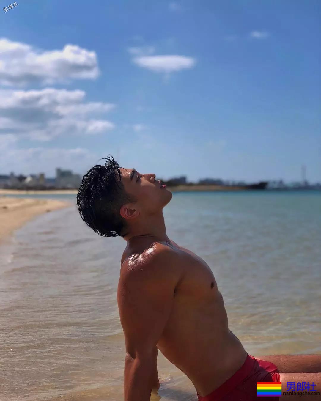 短裤穿得比汪小菲还紧！身高太矮胸肌再大也难挽救 - 51虹马