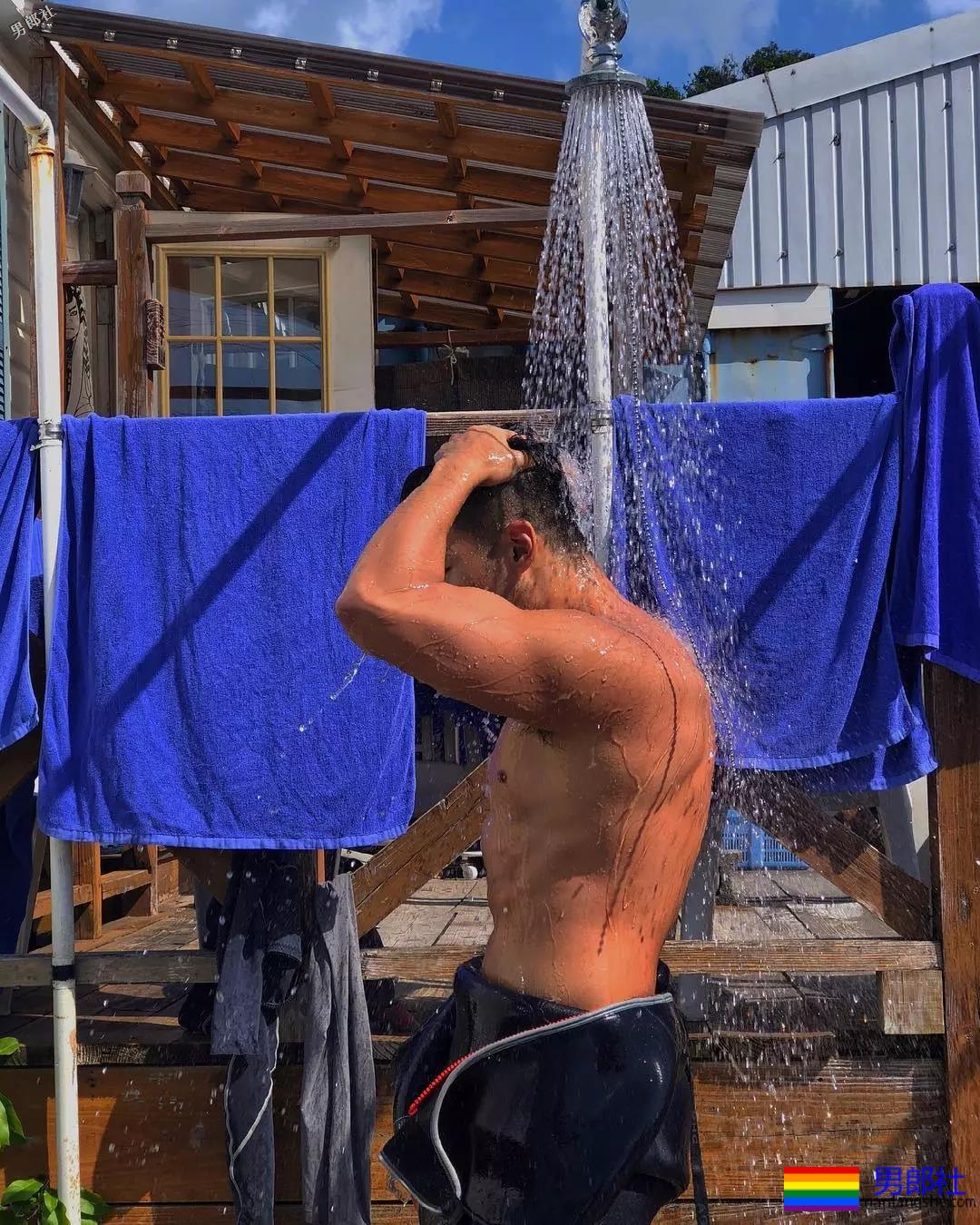 短裤穿得比汪小菲还紧！身高太矮胸肌再大也难挽救 - 51虹马