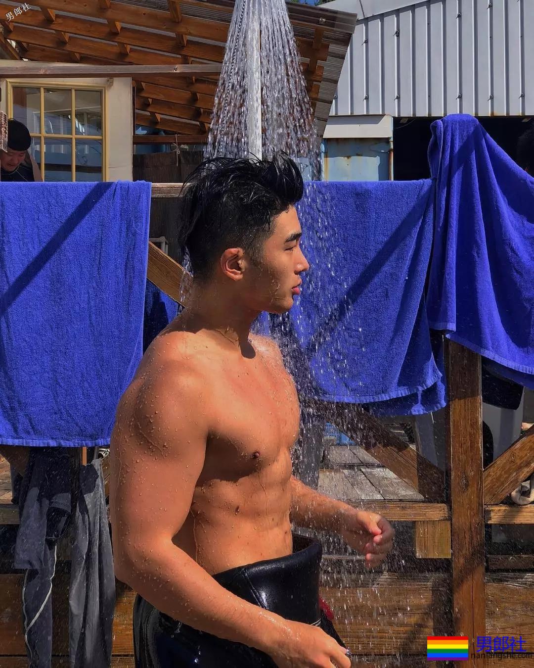 短裤穿得比汪小菲还紧！身高太矮胸肌再大也难挽救 - 51虹马