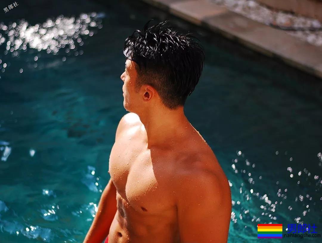 短裤穿得比汪小菲还紧！身高太矮胸肌再大也难挽救 - 51虹马